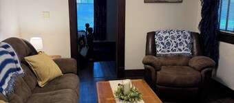Charming 2-bedroom apartment with WiFi, AC in Wabash. Great location