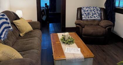 Charming 2-bedroom apartment with WiFi, AC in Wabash. Great location