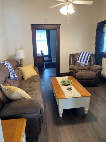 Charming 2-bedroom apartment with WiFi, AC in Wabash. Great location