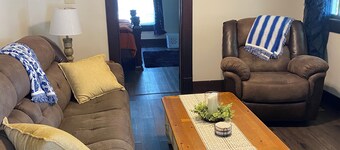 Charming 2-bedroom apartment with WiFi, AC in Wabash. Great location