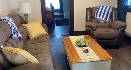 Charming 2-bedroom apartment with WiFi, AC in Wabash. Great location