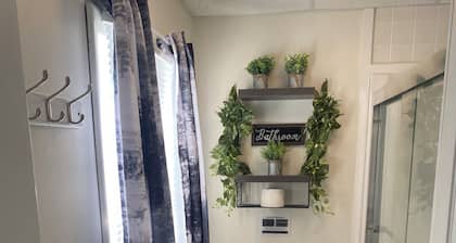Charming 2-bedroom apartment with WiFi, AC in Wabash. Great location