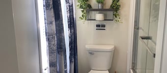 Charming 2-bedroom apartment with WiFi, AC in Wabash. Great location