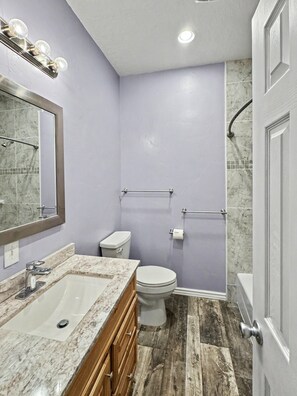 Combined shower/tub, towels, soap, shampoo