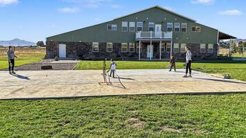 Driepersoonskamer, Meerdere bedden, niet-roken, uitzicht op vallei | Sportveld