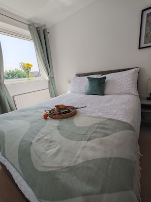 Iron/ironing board, WiFi, bed sheets