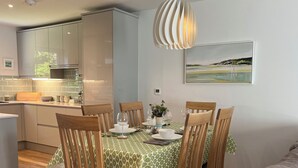 Une cuisine moderne avec un coin repas.