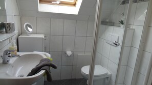 Douche, sèche-cheveux, serviettes fournies, savon