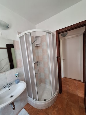 Douche, sèche-cheveux, bidet, serviettes fournies