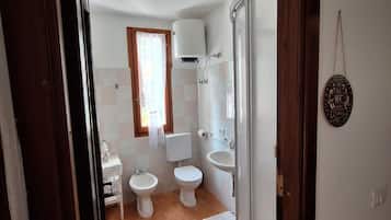 Dusche, Haartrockner, Bidet, Handtücher