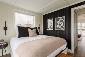 Desk, WiFi, bed sheets