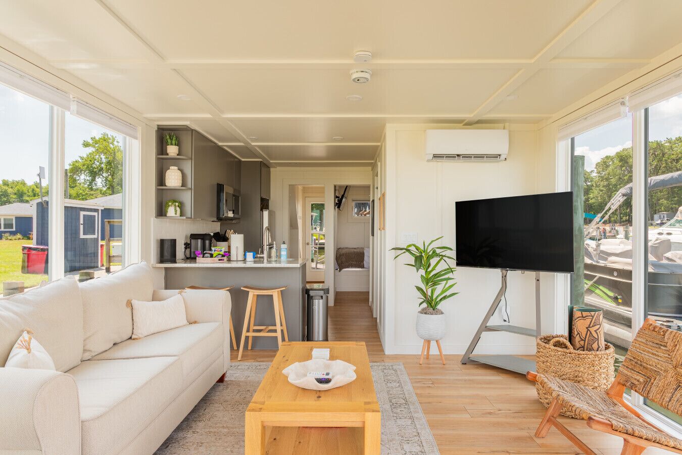 Smart TV, books, stereo, offices