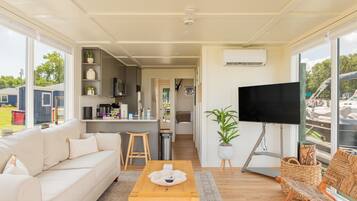 Smart TV, books, stereo, offices