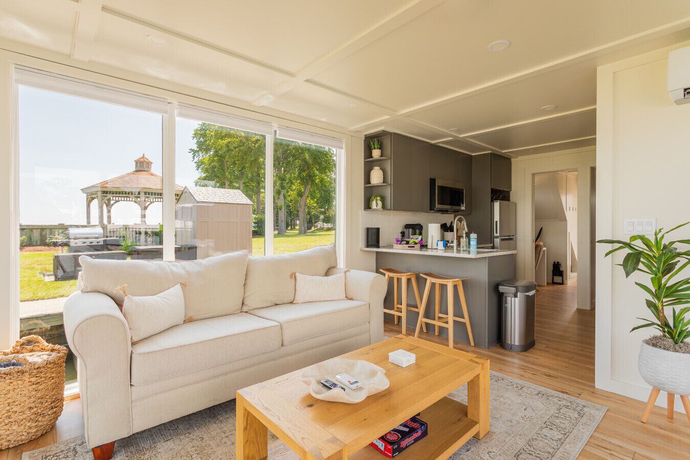 Smart-tv, böcker, en stereo och kontor