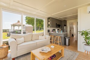 Älytelevisio, kirjoja, stereot, työhuone