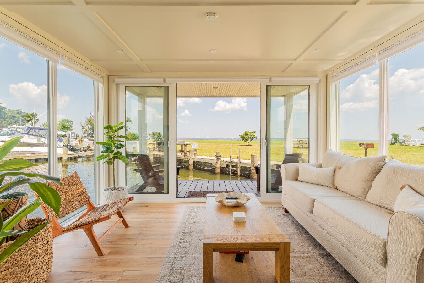 Smart-TV, bøker, stereoanlegg og kontorer