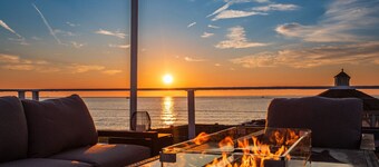 FLOHOM 14 Luxury Houseboat with Chesapeake Bay Panoramic Views