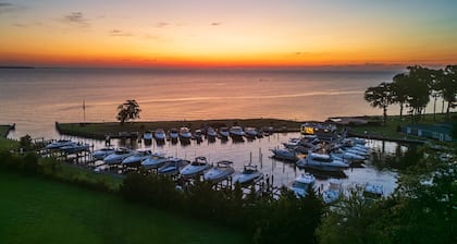 FLOHOM 14 | Luxury Houseboat with Chesapeake Bay Panoramic Views