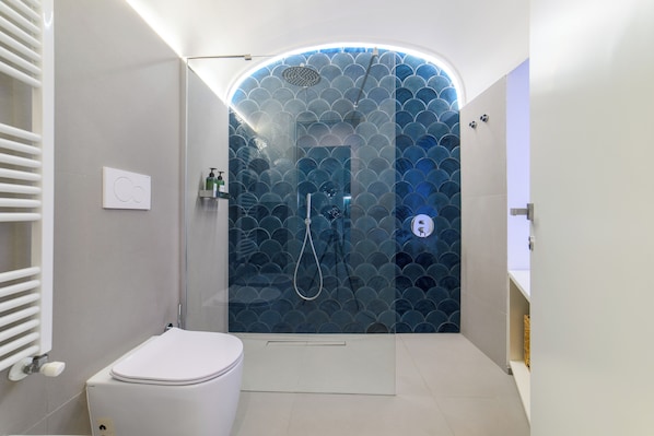 Dusche, Haartrockner, Bidet, HandtĂŒcher
