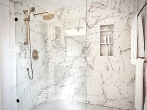 Dusche, Haartrockner, Handtücher, Seife