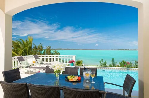 Bright Idea 4 Bedroom,4.5 Bathroom Beachfront Villa Turks and Caicos!!
