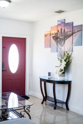 Charming 2-bedroom house in Hialeah with WiFi and AC