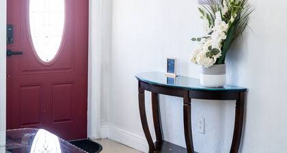 Charming 2-bedroom house in Hialeah with WiFi and AC