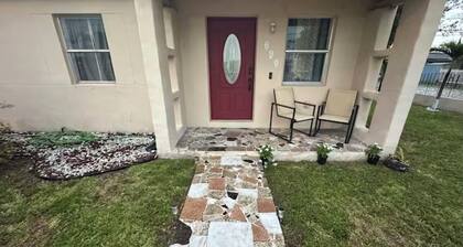 Charming 2-bedroom house in Hialeah with WiFi and AC
