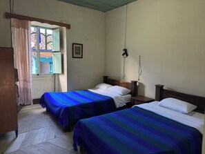 5 habitaciones, escritorio, tabla de planchar con plancha y wifi gratis 