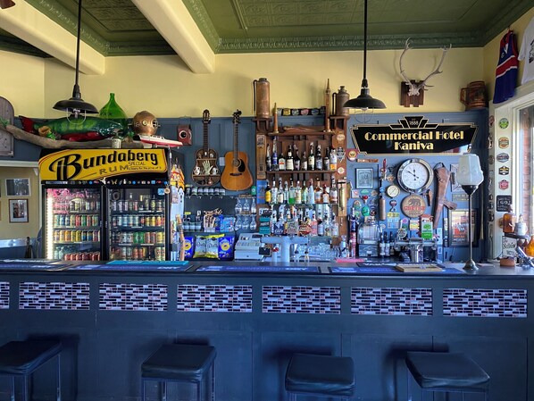 2 bars/lounges