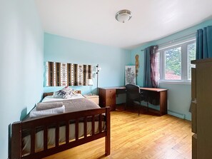 3 habitaciones, escritorio, tabla de planchar con plancha y wifi gratis