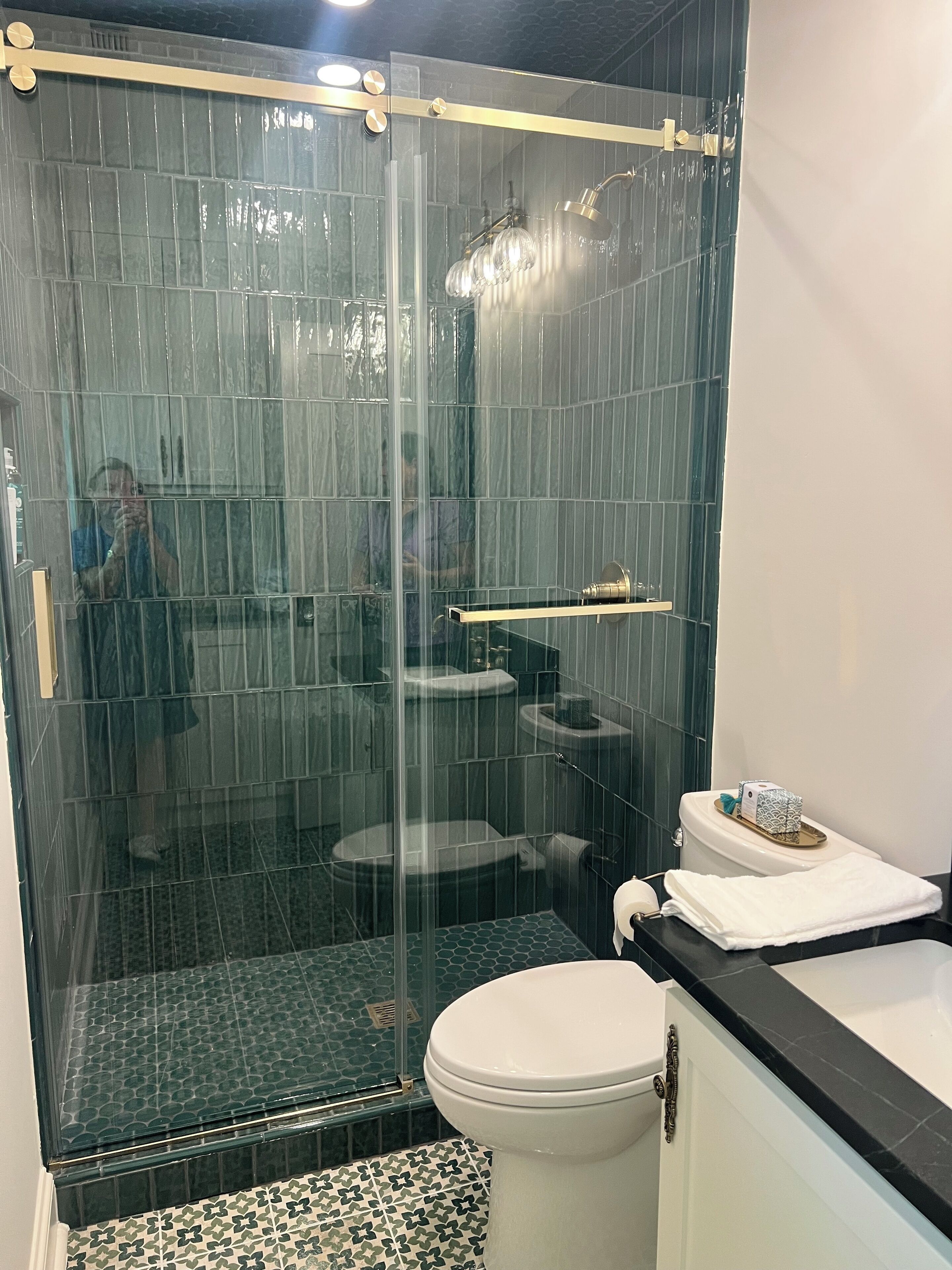 Dusche, Haartrockner, Handtücher, Seife