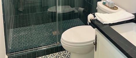 Dusch, hårtork, handdukar och tvål