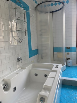 Regadera, secadora de cabello, bidet, toallas 