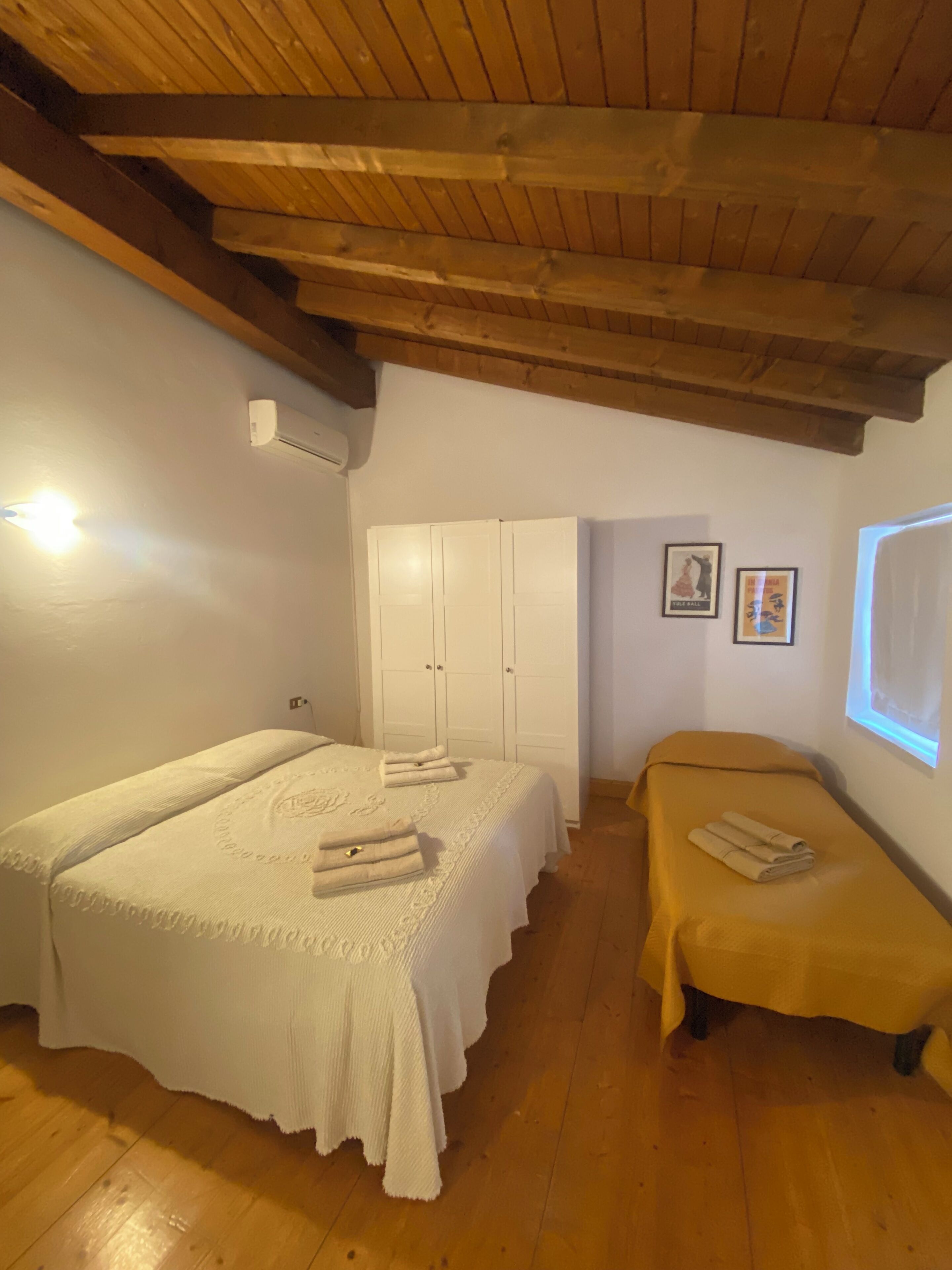 1 dormitorio y ropa de cama