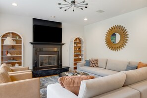 Smart TV, books - Spacious & Luxe~Hot Tub~Bocce~Fenced Backyard~Mins to Downtown! (Asheville)