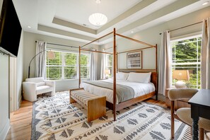 5 bedrooms, desk, iron/ironing board, travel crib