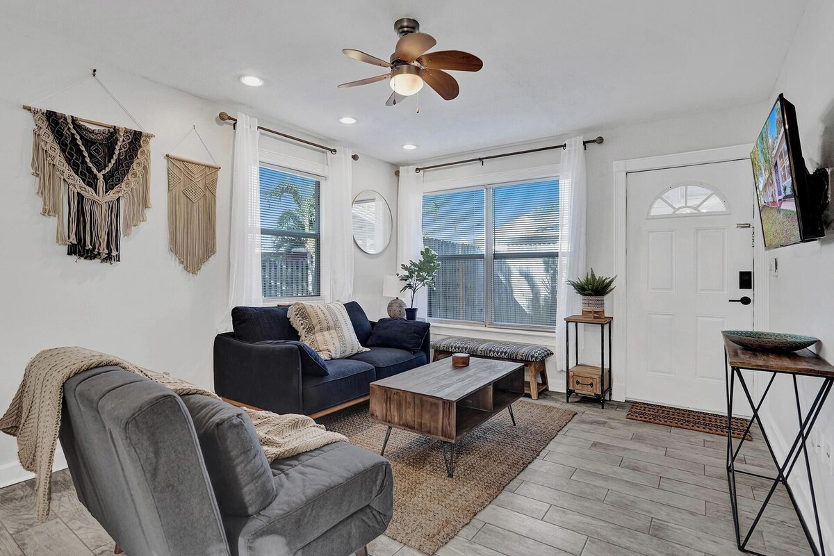 New - Private Fort Lauderdale Compound w/ 3 Suites : Walk to Wilton Drive!