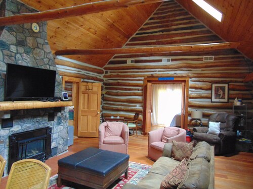 Charming 2-bedroom cabin with WiFi on beautiful Patten Lake