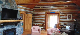 Charming 2-bedroom cabin with WiFi on beautiful Patten Lake