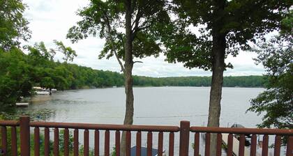 Charming 2-bedroom cabin with WiFi on beautiful Patten Lake