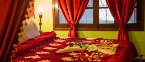 6 bedrooms, WiFi, bed sheets