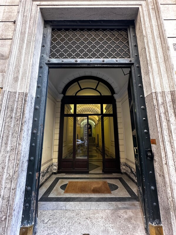 Front of property - Fontart Tritone (Rome)