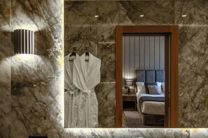 Junior-Studiosuite, Stadtblick | Badezimmer | Dusche, Haartrockner, Hausschuhe, Bidet