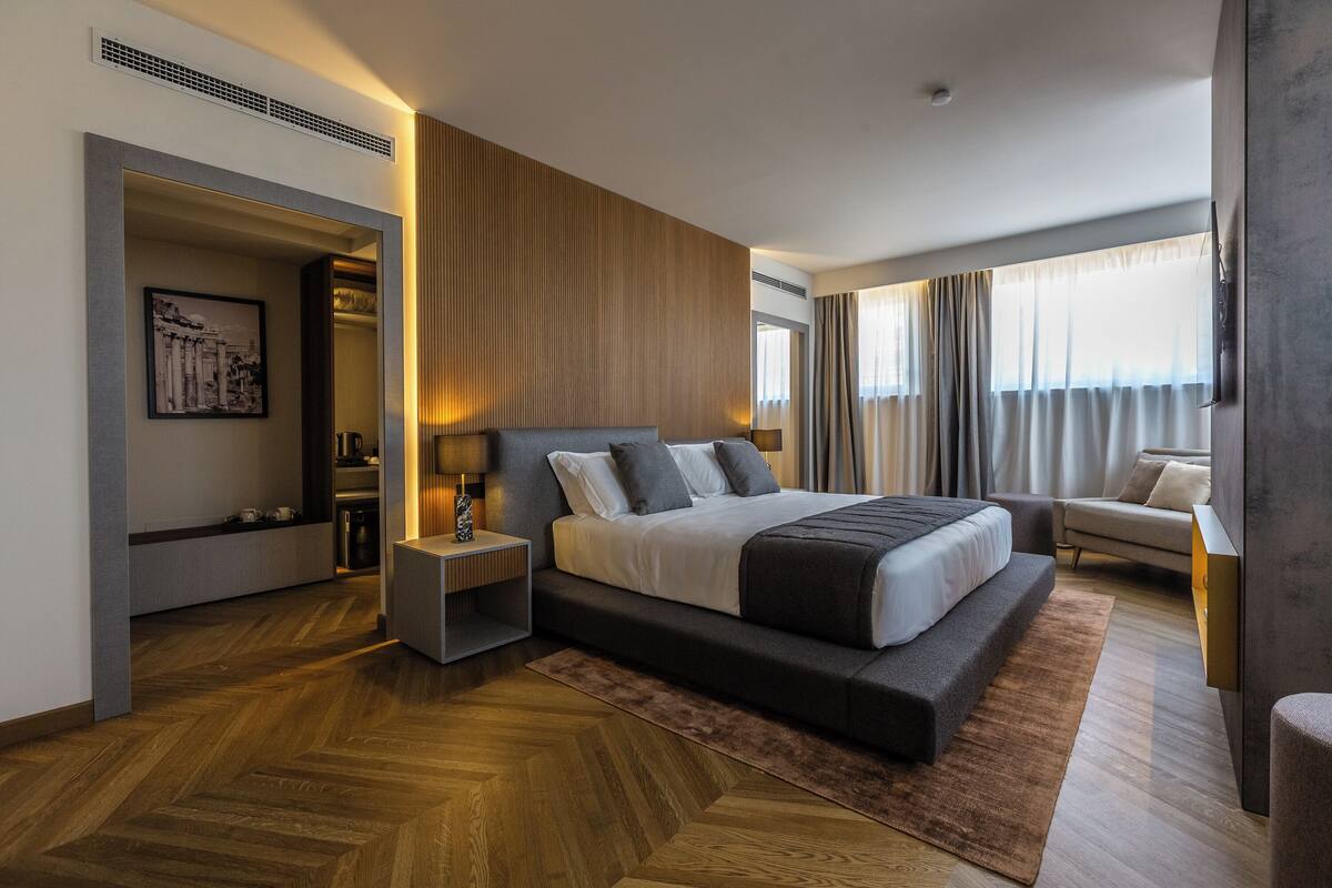Design Suite | In-room safe, desk, laptop workspace, soundproofing