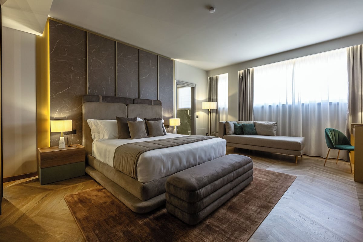 Studio Suite Deluxe | Két bảo mật tại phòng, bàn, khu vực làm việc phù hợp cho laptop