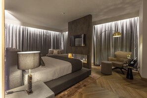 Design-Suite | Minibar, Zimmersafe, Schreibtisch, laptopgeeigneter Arbeitsplatz