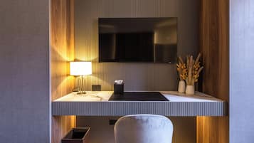 Suite Studio Junior, vue ville | Coffres-forts dans les chambres, bureau