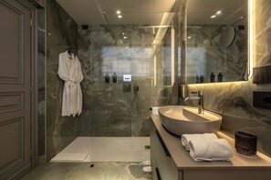 Ducha, secador de pelo, pantuflas, bidet