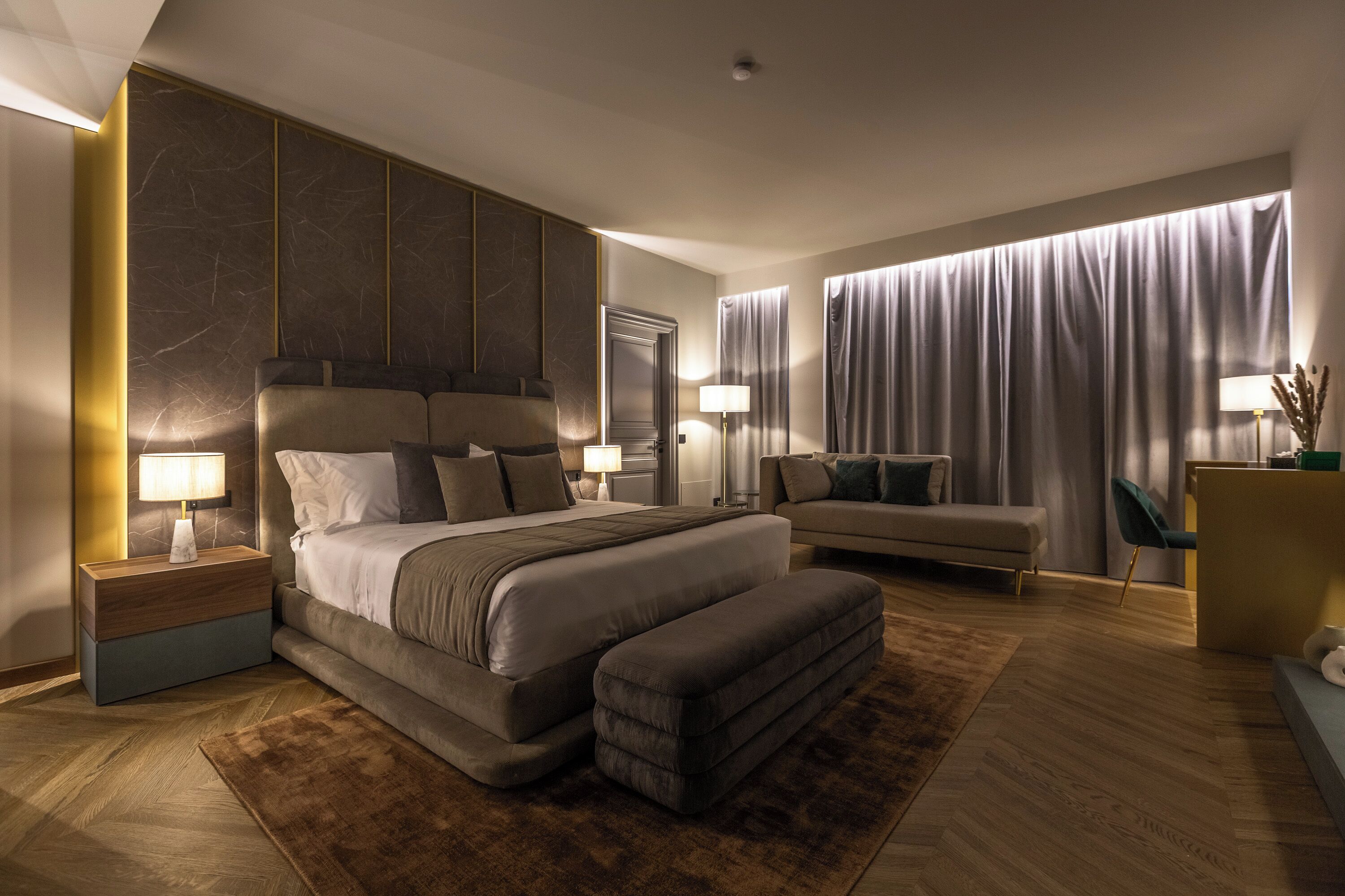 Deluxe Studio Suite | Minibar, in-room safe, desk, laptop workspace